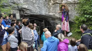 Visita teatralizada para niños en la cueva de Las Güixas.