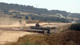Construcción de uno de los viaductos en el tramo aún sin desdoblar de la autovía a Lérida.