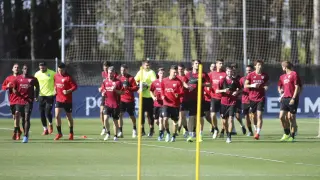 Los futbolistas de la SD Huesca, durante el entrenamiento de este martes.