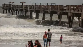 Las fuertes olas alcanzan el muelle de Jacksonville, en Florida, por la llegada de Dorian.
