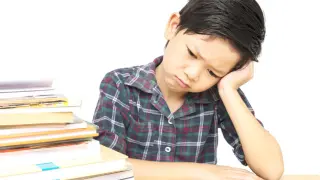 Niño triste por hacer los deberes