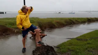 Resident Dabny Babbs checks on the status of his sail boat docked along the Ashley River during Hurricane Dorian in Charleston, South Carolina, U.S., September 5, 2019. REUTERS/Randall Hill [[[REUTERS VOCENTO]]] STORM-DORIAN/