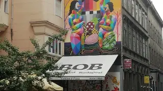 Un graffitti dedicado al diplomático aragonés ängel Sanz Briz en un edificio del centro de Budapest.