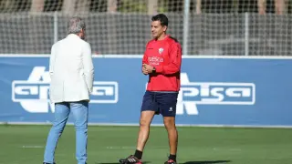 El consejero Petón y Míchel Sánchez conversan en el entrenamiento de este viernes.