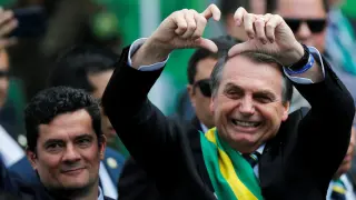 El ultraderechista Bolsonaro intenta hacer el símbolo del corazón con las manos