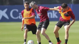 Luisinho controla la pelota durante un entrenamiento de la SD Huesca.