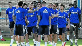 Los jugadores del Real Zaragoza, durante un entrenamiento en la Ciudad Deportiva.