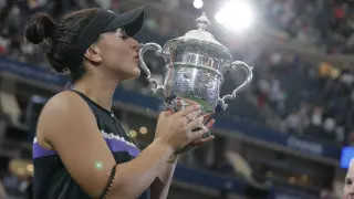 Bianca Andreescu besa su trofeo tras derrotar a Serena Williams