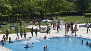Bañistas en las piscinas de la Ciudad Deportiva, que abrieron el 12 de julio.