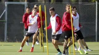 Varios jugadores de la SD Huesca, durante el entrenamiento de este martes.