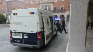 El furgón policial con los detenidos, a las puertas de los juzgados de Teruel.
