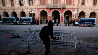 Disturbios frente al Parlament de Cataluña durante la Diada.