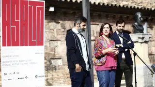 La vicealcaldesa Sara Fernández, junto a Luis García, de la organización de Asalto (a la izquierda) y David Lozano, director gerente de Zaragoza Cultural, en la presentación del festival.