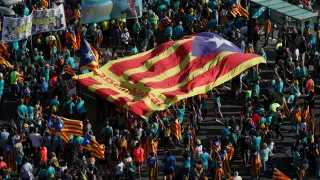 People hold a giant "Estelada" (Catalan separatist flag) at a rally during Catalonia's national day 'La Diada' in Barcelona, Spain, September 11, 2019. REUTERS/Albert Gea [[[REUTERS VOCENTO]]] SPAIN-POLITICS/CATALONIA