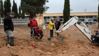 Trabajos de excavación en la fosa del cementerio de Alcañiz.