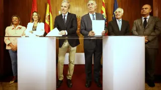 El alcalde de Zaragoza, Jorge Azcón, y el presidente de Fundación Ibercaja, Amado Franco, han firmado este jueves un acuerdo sobre Mobility City.