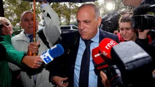 El presidente de la Liga de Fútbol Profesional, Javier Tebas, atiende a los medios de comunicación este jueves en Valencia antes de declarar como testigo