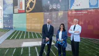 Ignasi Miró, Elisa Durán y Ricardo Alfós, ayer, en el exterior de Caixaforum Zaragoza.