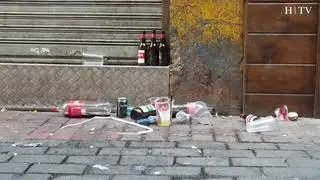 Botellas, latas, vasos de plástico dan los ‘buenos días’ a los vecinos del Casco Viejo, en calle a apenas 5 minutos de la plaza del Pilar.