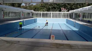 Operarios preparan la piscina climatizada para su inminente apertura