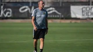 Víctor Fernández observa en la distancia el entrenamiento de sus jugadores.