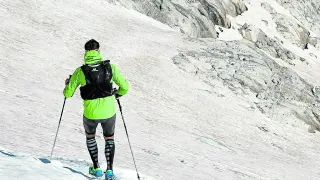 Un corredor de montaña en zapatillas en el glaciar del Aneto