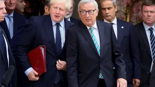 El primer ministro británico, Boris Johnson, y el presidente de la Comisión Europea, Jean-Claude Juncker, a la salida de la reunión sobre el 'brexit'.
