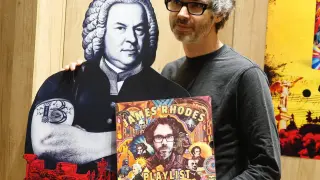 El músico británico James Rhodes posa con su tercer libro, 'Playlist'.