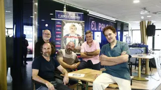 Los cuatro directores de la obra con el periodista Gervasio Sánchez.