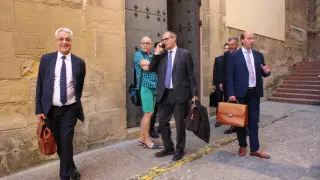 Los abogados del caso de Igor el Ruso al salir del juzgado de Alcañiz.