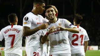 Munir El Haddadi celebra su segundo gol con sus compañeros del Sevilla.