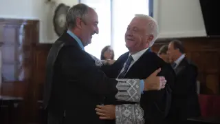 El magistrado Carlos Lasala (a la derecha) felicitado por su padrino Rubén Blasco, ayer en una sala del Tribunal Superior de Justicia de Aragón.