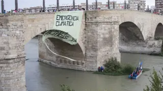 El viento desgarró el una pancarta de grandes dimensiones desplegada sobre el puente de Piedra.