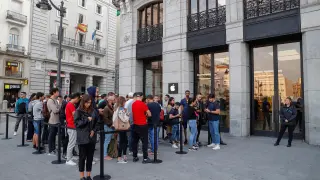 Una fila de gente espera para comprarse el nuevo Iphone 11 en la tienda de Apple de la puerta del Sol de Madrid.