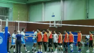 Los jugadores del CV Teruel y los de Río Duero Soria se saludan antes del partido.