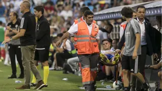 Momento en el que Vigaray es retirado en camilla tras la rotura muscular que sintió en el muslo derecho. Era el minuto 59 del partido ante el Lugo.