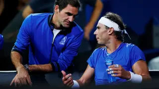 Roger Federer y Rafa Nadal conversan durante un partido de la Copa Laver.