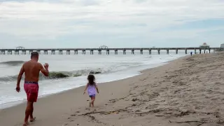Caminando junto al océano en una playa de Florida.