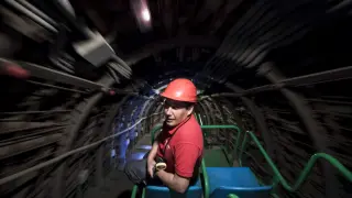 El guía Javier Gálvez, en el vagón que baja a la mina, en el Museo Minero de Escucha