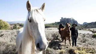 Gorka Herrero, de la hípica La Querencia, recorre las inmediaciones del castillo de Loarre con dos de sus caballos