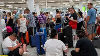 Turistas británicos esperan en el aeropuerto de Mallorca tras la quiebra de Thomas Cook, este lunes.