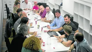 Soro (en el centro), durante el Consello Nazional de CHA celebrado en Zaragoza