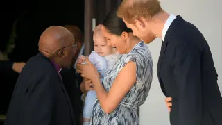 Britain's Prince Harry and his wife Meghan, Duchess of Sussex, holding their son Archie, meet Archbishop Desmond Tutu at the Desmond & Leah Tutu Legacy Foundation in Cape Town, South Africa, September 25, 2019. REUTERS/Toby Melville/Pool [[[REUTERS VOCENTO]]] BRITAIN-ROYALS/SAFRICA