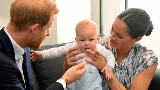Britain's Prince Harry and his wife Meghan, Duchess of Sussex, holding their son Archie, meet Archbishop Desmond Tutu at the Desmond & Leah Tutu Legacy Foundation in Cape Town, South Africa, September 25, 2019. REUTERS/Toby Melville/Pool [[[REUTERS VOCENTO]]] BRITAIN-ROYALS/SAFRICA