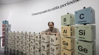 Exposición sobre la tabla periódica en el Paraninfo