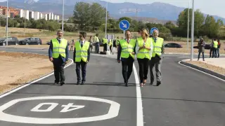 El presidente del Gobierno de Aragón junto al alcalde Huesca y otras autoridades recorren el nuevo vial