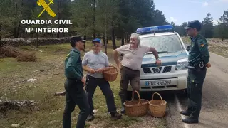 La Guardia Civil auxilia a cinco personas, entre ellas un menor, que se perdieron buscando setas.
