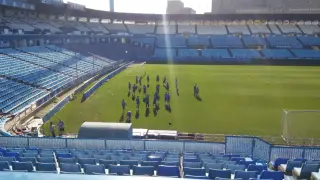 La plantilla del Real Zaragoza, al inicio del entrenamiento extraordinario de este jueves en el estadio de La Romareda.