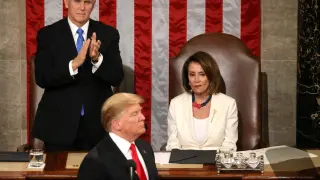Mike Pence aplaude a Trump en presencia de Nancy Pelosy