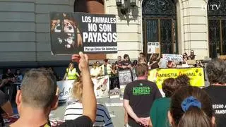 Más de 200 personas se han concentrado este domingo en Zaragoza en contra del circo con animales que se está instalando en el aparcamiento de Plaza para las próximas fiestas del Pilar.